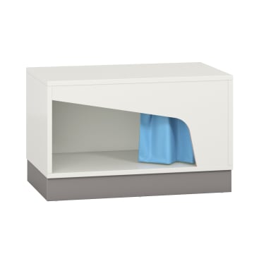 Ein rechteckiges weiß-graues Möbelstück mit einer offenen Seite, die einen geometrischen Ausschnitt und einen blauen Vorhang aufweist, der die Öffnung teilweise verdeckt.