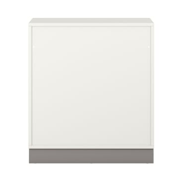 Ein schlichter, weißer, rechteckiger Schrank mit einer flachen Oberseite und einer massiven Frontplatte. Der Sockel ist grau, und es gibt keine sichtbaren Griffe, Scharniere oder dekorativen Elemente. Der Schrank steht auf dem Boden vor einem weißen Hintergrund.
