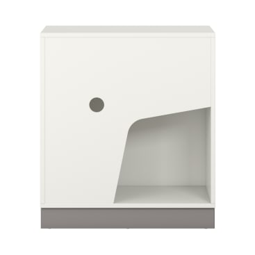 Ein weißer Schrank mit grauem Sockel, mit einer Tür mit rundem Lochgriff auf der linken Seite und einem offenen, eckigen Regal auf der rechten Seite. Das Design ist modern und minimalistisch.