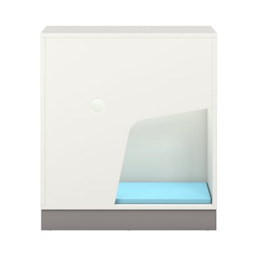 Ein weißes, kastenförmiges Haus für Haustiere mit einer geometrischen Öffnung auf der rechten Seite, die ein hellblaues Kissen im Inneren offenbart. Im oberen linken Teil der Vorderseite ist ein kleines kreisförmiges Loch zu sehen.