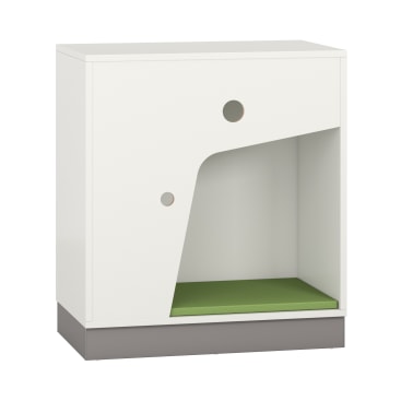 Ein weißer, rechteckiger Schrank mit grauem Sockel, der in der rechten unteren Ecke einen offenen Bereich mit einer grünen Matte und zwei kreisförmigen Ausschnitten auf der Vorderseite aufweist.