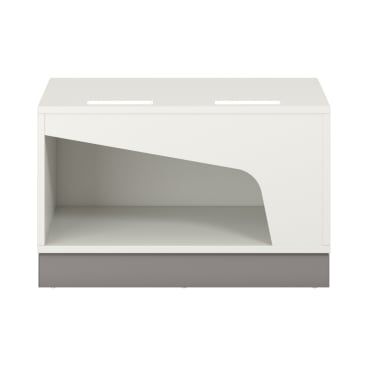 Ein rechteckiger weißer Schrank mit einem offenen schrägen Regal und einem massiven grauen Sockel, fotografiert vor einem schlichten weißen Hintergrund.
