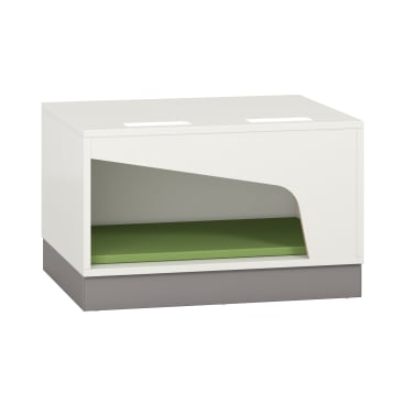 Rechteckige weiße Haustierkiste mit modernem Design, mit einem abgewinkelten Eingang auf einer Seite, einer grünen Matte im Inneren und einem grauen Boden.