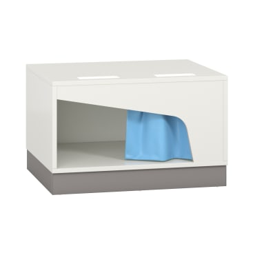 Eine rechteckige weiß-graue kastenförmige Struktur mit einer offenen Seite, die teilweise von einem blauen Vorhang bedeckt ist. Auf der Oberseite befinden sich zwei rechteckige, ausgeschnittene Griffe.
