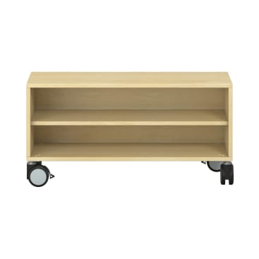 Ein heller Holzschrank mit zwei offenen Regalen und vier schwarz-grauen Laufrollen, fotografiert vor einem schlichten weißen Hintergrund.