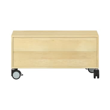 Eine rechteckige Aufbewahrungsbox aus hellem Holz mit aufklappbarem Deckel, montiert auf vier schwarz-grauen Laufrollen, abgebildet auf weißem Hintergrund.