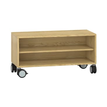 Eine rechteckige Aufbewahrungseinheit aus hellem Holz mit offener Vorderseite, zwei Einlegeböden und vier großen schwarz-grauen Lenkrollen für Mobilität.
