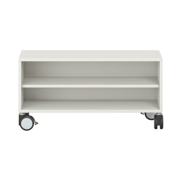Ein weißer rechteckiger Schrank mit zwei offenen Regalen und vier großen Rollen, von vorne gesehen vor einem schlichten weißen Hintergrund.