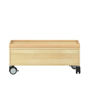 Rechteckige Aufbewahrungsbox aus Holz mit erhabenen Kanten, heller Holzoberfläche und vier großen schwarzen Rollen, fotografiert vor einem weißen Hintergrund.