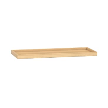 Ein rechteckiges Tablett aus hellem Holz mit erhabenen Rändern ist auf einem weißen Hintergrund abgebildet. Das Tablett erscheint schlicht und schmucklos und ist zum Tragen oder Ordnen von Gegenständen gedacht.