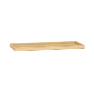 Ein rechteckiges Tablett aus hellem Holz mit erhöhten Rändern, fotografiert vor einem weißen Hintergrund.