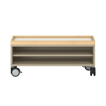 Ein rechteckiger Aufbewahrungswagen mit zwei Einlegeböden, einer Platte aus hellem Holz und grauen Seitenwänden, der mit vier großen Lenkrollen für Mobilität sorgt.
