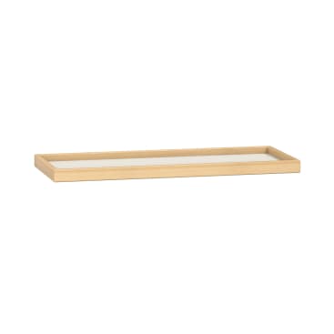 Ein rechteckiges Holztablett mit niedrigen Seiten und einer hellen Holzoberfläche auf weißem Hintergrund. Das Tablett hat ein einfaches, minimalistisches Design mit sauberen Kanten.