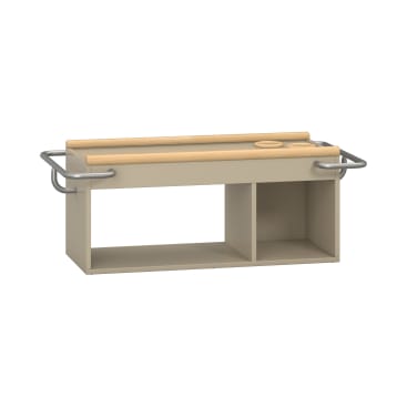 Beigefarbene und helle Holzbank mit zwei seitlichen Metallgriffen, zwei Holzstäben oben, einem runden Holzelement und zwei offenen Ablagefächern unten.