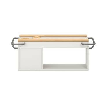 Ein rechteckiges weißes Regal mit offenem Stauraum, zwei zylindrischen Griffen aus hellem Holz auf der Oberseite, einem kleinen Ausschnitt und Metallgriffen auf jeder Seite.