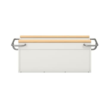 Ein weißes Wandregal mit zwei hellen Holzstäben und seitlichen Metallgriffen, von vorne gesehen. Das Design ist einfach und minimalistisch.