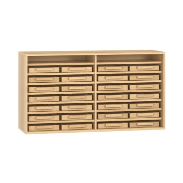 Ein Schrank aus hellem Holz mit zwei offenen Regalen auf der Oberseite und fünf Reihen von acht flachen Schubladen darunter, jede Schublade mit einem rechteckigen Griff. Der Schrank ist vor einem weißen Hintergrund fotografiert.