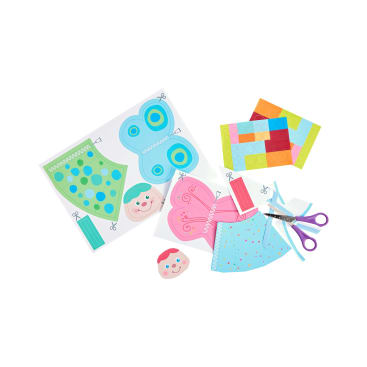 Ein Bastelset mit Ausschneideteilen für zwei Papierpuppen, farbigen Papierbögen, einer kleinen blauen Schere, einem Klebestift und zwei lächelnden Gesichtsausschnitten auf weißem Hintergrund.