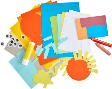 Eine Sammlung von buntem Bastelmaterial umfasst Papierbögen in verschiedenen Farben, selbstklebende Glupschaugen, einen Klebestift, einen Hefter sowie runde und rechteckige Papierausschnitte, die auf einer weißen Fläche angeordnet sind.