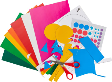 Verschiedene farbige Papierbögen, ausgeschnittene Papierformen, eine rote Schere und ein Bogen mit farbigen Punktaufklebern sind auf einem weißen Hintergrund angeordnet und deuten auf Materialien für ein Bastelprojekt hin.