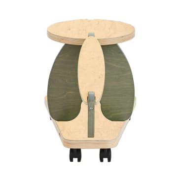 Ein hölzernes Aufsitzspielzeug mit einem runden Sitz, grünen Seiten und vier schwarzen Rädern, von vorne gesehen. Das Spielzeug ist aus hellen und grün gebeizten Holzplatten gefertigt.