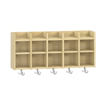 Ein an der Wand befestigtes Regal aus hellem Holz mit vier Fächern, die jeweils zwei Einlegeböden und darunter einen Doppelhaken aus Metall enthalten, zur Aufbewahrung und Organisation.