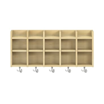 Ein an der Wand montierter Cubby-Organizer aus hellem Holz mit fünf vertikalen Abschnitten, die jeweils zwei offene Regale und einen Metallhaken darunter enthalten, isoliert auf weißem Hintergrund.