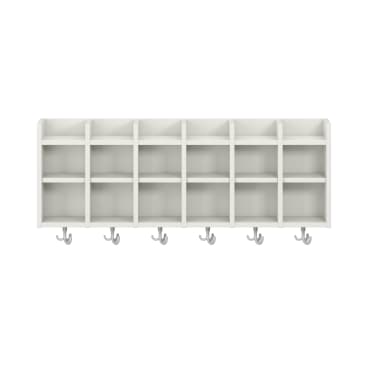 Ein weißer, an der Wand montierter Schrank mit acht offenen Fächern und acht Metallhaken an der Unterseite, der für die Organisation von Gegenständen wie Taschen oder Mänteln gedacht ist.