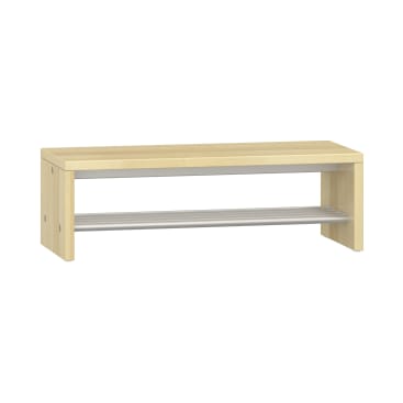 Eine Bank aus hellem Holz mit einer flachen Oberseite und einer unteren Ablage aus zwei Metallstäben für zusätzlichen Stauraum auf einem schlichten weißen Hintergrund.