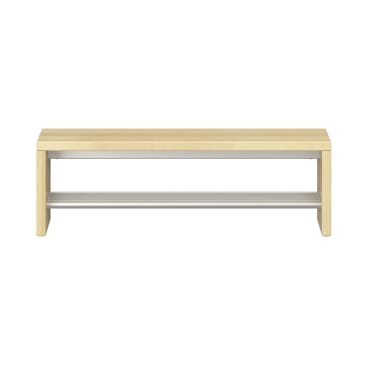 Eine schlichte Holzbank mit heller Platte und hellen Beinen, mit einem einzigen horizontalen Metallregal unter der Sitzfläche. Die Bank ist vor einem schlichten weißen Hintergrund fotografiert.