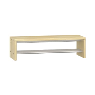 Eine helle Holzbank mit einer flachen, rechteckigen Sitzfläche und einer unteren Metallablage, die als Sitzgelegenheit und Ablage dient. Die Bank hat ein einfaches, modernes Design und eine helle Holzoberfläche.