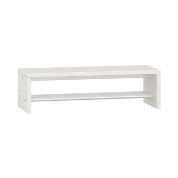 Weiße, rechteckige Bank mit einer unteren Ablagefläche aus Metalllatten, die als Ablage oder Sitzgelegenheit dient. Die Bank hat einen einfachen, minimalistischen Stil und scheint aus Holz oder holzähnlichem Material hergestellt zu sein.