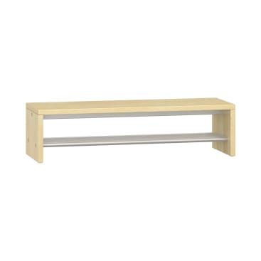 Eine Bank aus hellem Holz mit einer rechteckigen Platte und Metalllatten darunter, die als Sitzgelegenheit und Schuhablage dient. Der Stil ist einfach und modern, mit klaren Linien und sichtbaren Schraubendetails an den Seiten.