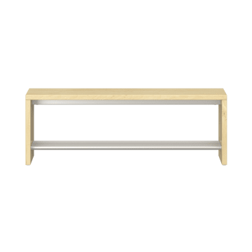 Eine schlichte Holzbank mit einer hellen Holzoberfläche und einer Metallstange an der Unterseite, die vor einem weißen Hintergrund gezeigt wird. Das Design ist minimalistisch und rechteckig.