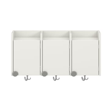 Ein weißer Wandschrank mit drei Fächern, jedes mit einer geschlossenen Tür, einem runden Knopf und einem Doppelhaken darunter. Das Design ist einfach und modern.