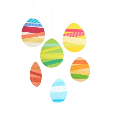 Sechs bunte, gemusterte Ostereier aus Papier hängen an dünnen weißen Schnüren vor einem schlichten weißen Hintergrund. Jedes Ei weist unterschiedliche Farben und Streifenmuster auf.
