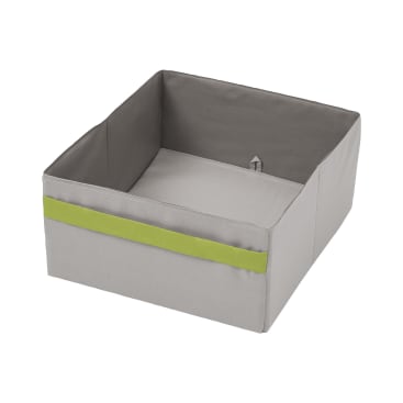 Eine quadratische, graue Aufbewahrungsbox aus Stoff mit einem grünen Querstreifen auf einer Seite. Die Schachtel hat eine offene Oberseite und verstärkte Kanten. Das Innere ist schlicht und leer.