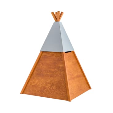 Eine pyramidenförmige Struktur aus Holz mit einer Metallplatte. Der Holzteil ist naturbelassen, die Metallplatte ist hellgrau und hat ein geschlitztes Design mit nach oben gerichteten Holzlatten.