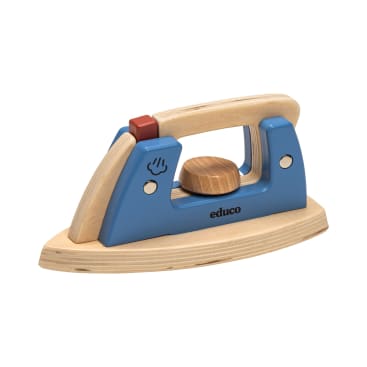 Ein hölzernes Spielzeugbügeleisen mit blauem Gehäuse, Griff und Sockel aus Naturholz. Es hat ein rundes Holzzifferblatt und zwei kleine rechteckige Knöpfe auf der Oberseite. Der Markenname educo ist an der Seite aufgedruckt.