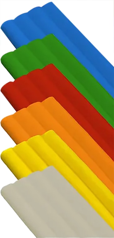 Acht Stäbe aus Knetmasse in verschiedenen Farben - blau, grün, rot, orange, gelb und weiß - sind in einer diagonalen Reihe auf einem weißen Hintergrund angeordnet.