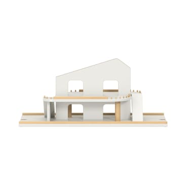 Ein minimalistisches, modernes Puppenhausmodell mit weißem Äußeren, Holzkanten, einem asymmetrischen Schrägdach, zwei Ebenen und rechteckigen Ausschnitten für Fenster und Türen.