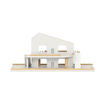 Ein minimalistisches Puppenhaus aus Holz mit weißen Wänden, zwei Ebenen, einem schrägen Dach, bogenförmigen Öffnungen und hellen holzfarbenen Akzenten am Sockel und am Geländer. Das Puppenhaus ist leer und wurde vor einem weißen Hintergrund fotografiert.