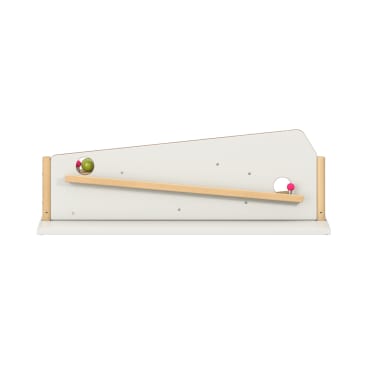 Ein weißes, rechteckiges Brett mit einer schrägen Oberseite, auf der eine diagonale Holzleiste und zwei kleine Holzkugeln, eine grüne und eine rosa, angebracht sind. Das Brett hat seitliche Stützen aus hellem Holz und zwei ausgeschnittene Löcher.