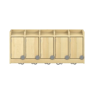 Ein Schrank aus hellem Holz mit fünf Fächern oben und fünf Türen unten, jede mit einem runden grauen Griff; der Schrank hat sichtbare Räder unten für die Mobilität.