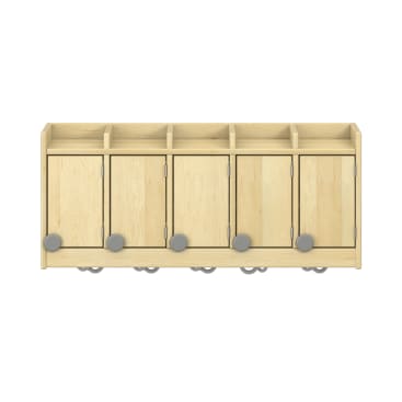 Eine Aufbewahrungsbank aus hellem Holz mit fünf Fächern, jedes mit einer Tür mit einem runden grauen Knopf. Die Bank ist auf Rädern, mit offenen Fächern oben und sichtbaren Haken unten.