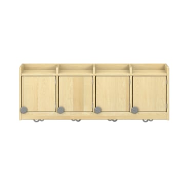 Eine Aufbewahrungsbank aus hellem Holz mit vier Fächern, jedes mit einer Tür mit einem runden grauen Knopf und einem kleinen offenen Regal darüber. Die Bank wird durch Räder an der Basis unterstützt.