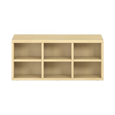 Eine Aufbewahrungsbank aus hellem Holz mit sechs offenen rechteckigen Fächern, drei oben und drei unten, vor einem schlichten weißen Hintergrund.