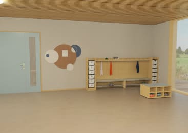 Ein geräumiger, minimalistischer Raum mit hellem Holzboden und heller Decke, einer Garderobe mit ein paar Kleidungsstücken, Schubladen und einem Schuhregal. Eine blaue Tür und eine Pinnwand aus Kork befinden sich an der linken Wand; große Fenster auf der rechten Seite zeigen das Grün draußen.
