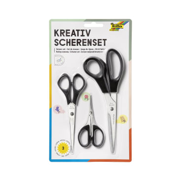 Eine Verpackung mit der Aufschrift Kreativ Scherenset enthält drei Scheren mit schwarzen Griffen in den Größen klein, mittel und groß. Die Verpackung ist mit bunten Symbolen und einem Branding versehen.