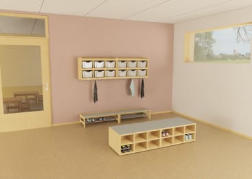 Ein aufgeräumtes Zimmer mit einer Bank und Fächern für Schuhe, an der Wand befestigten Aufbewahrungsbehältern und Haken mit hängenden Taschen. Es gibt eine geschlossene Tür mit einem Fenster und ein großes Fenster mit Bäumen draußen.